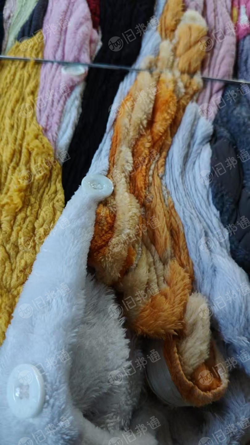 长期出售毛绒睡衣统货，睡衣统货，现货四五吨，月供15吨，货在安徽滁州