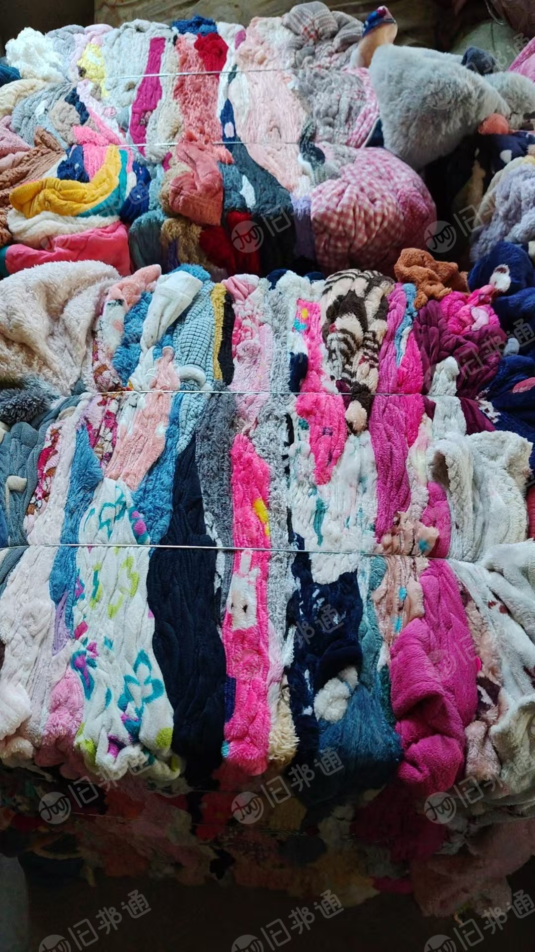 长期出售毛绒睡衣统货，睡衣统货，现货四五吨，月供15吨，货在安徽滁州