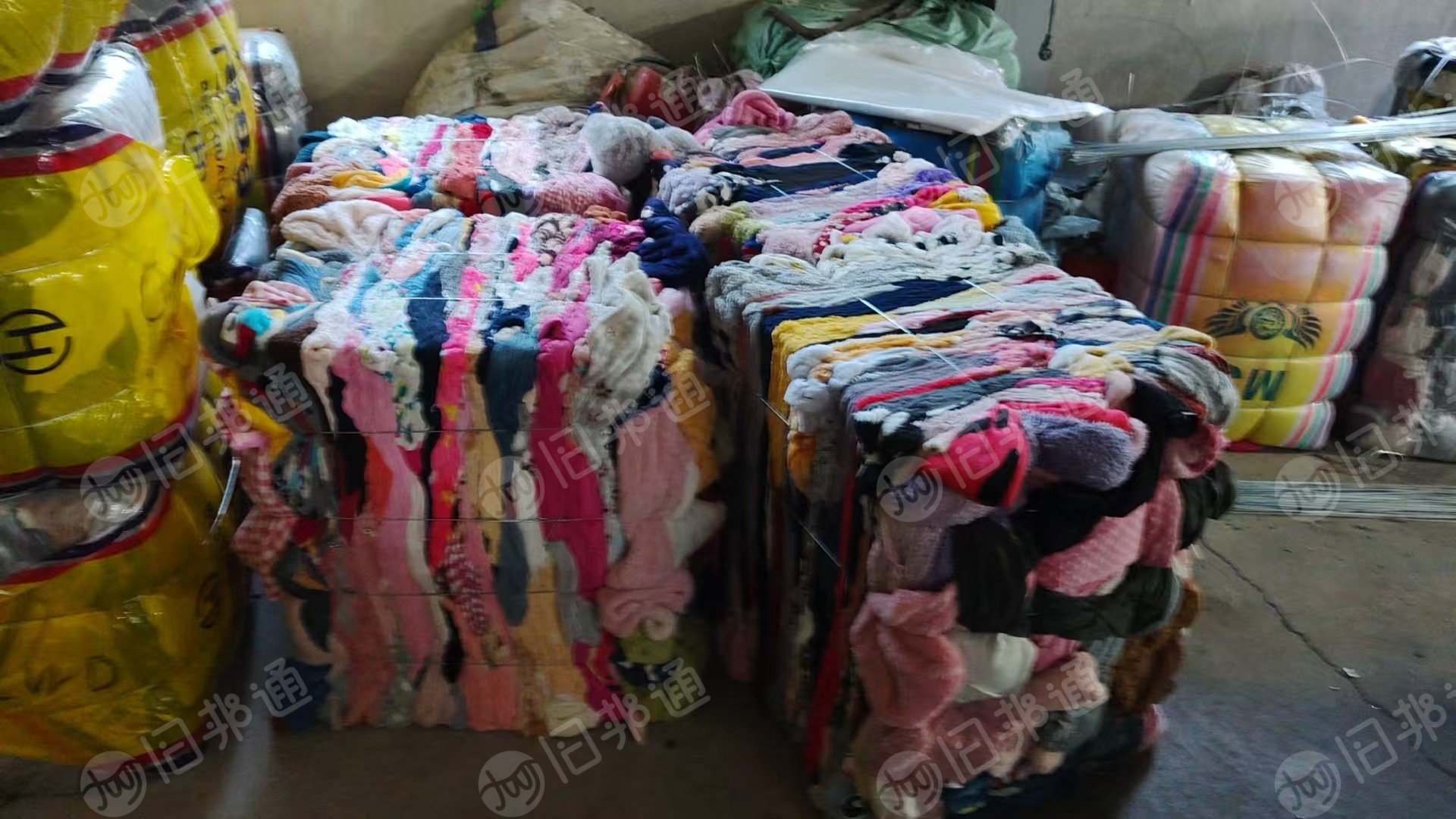 长期出售毛绒睡衣统货，睡衣统货，现货四五吨，月供15吨，货在安徽滁州