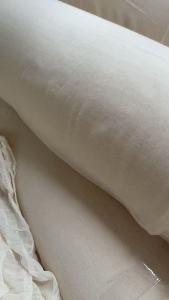 现货处理一批库存纯棉胚布，白色的，门幅1米65，现货8万米，货在广东揭阳