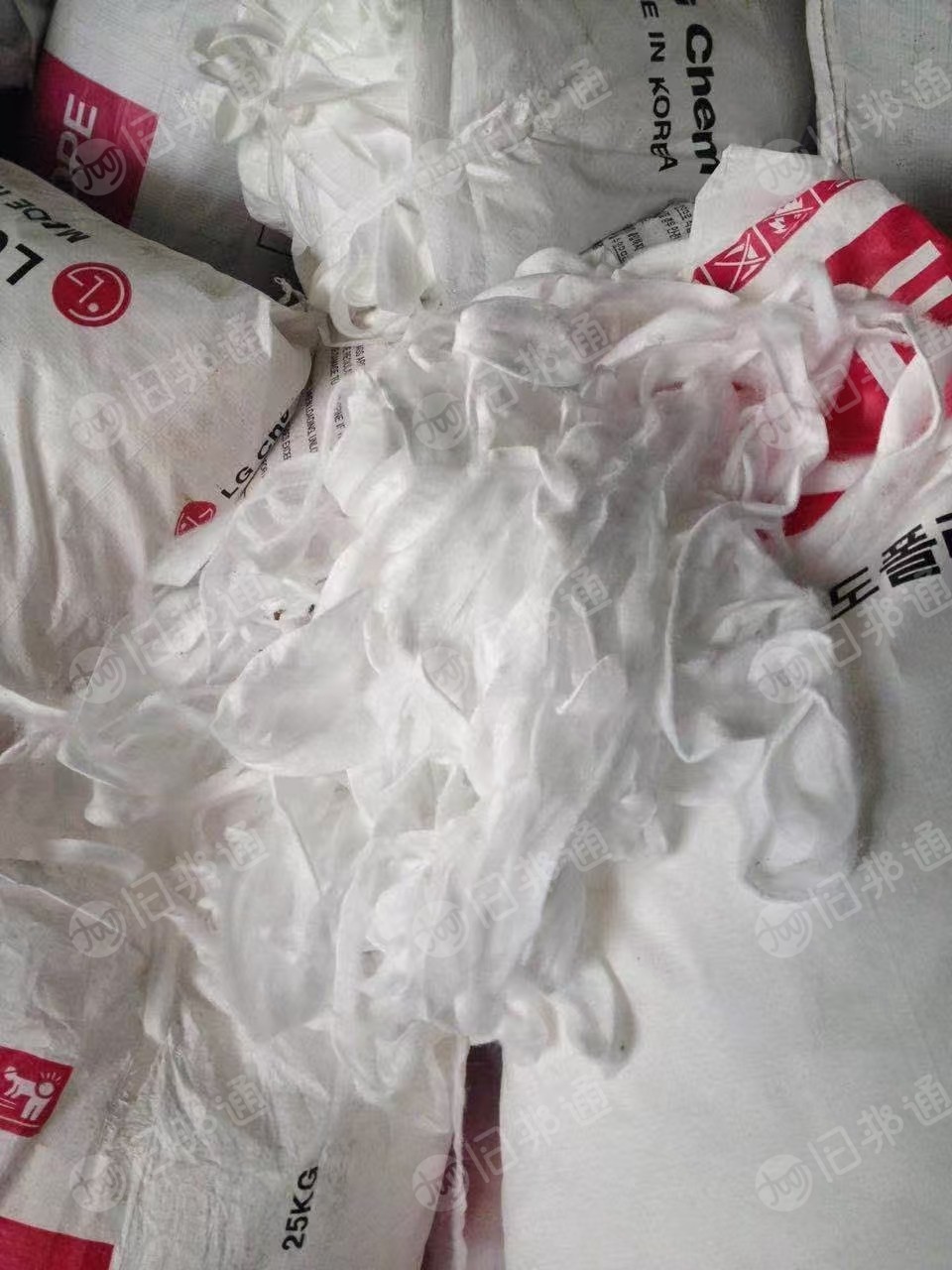 长期出售PE复合PET无纺布，复合无纺布，造粒用，白色黑色一起出，每个月有20吨，货在福建漳州