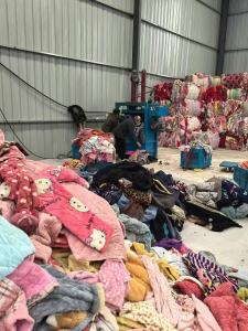 长期大量采购涤纶睡衣料，毛绒睡衣统货，睡衣统货，涤纶废布，涤纶窗帘布，绒毯布，毛毯布，月需5000吨