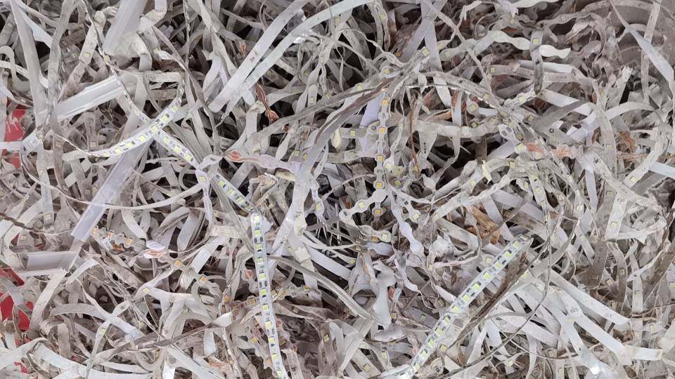 求购发泡板上下来的LED灯带废料,用来粉碎出颗粒