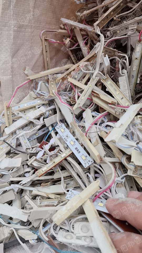 求购发泡板上下来的LED灯带废料,用来粉碎出颗粒