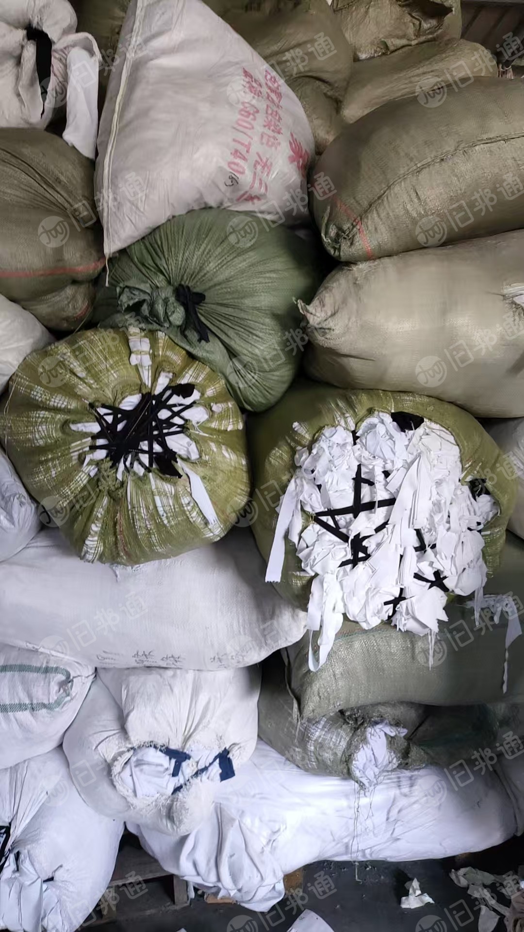 长期出售漂白开花料，漂白涤棉废布，现货有十几吨，货在江苏苏州