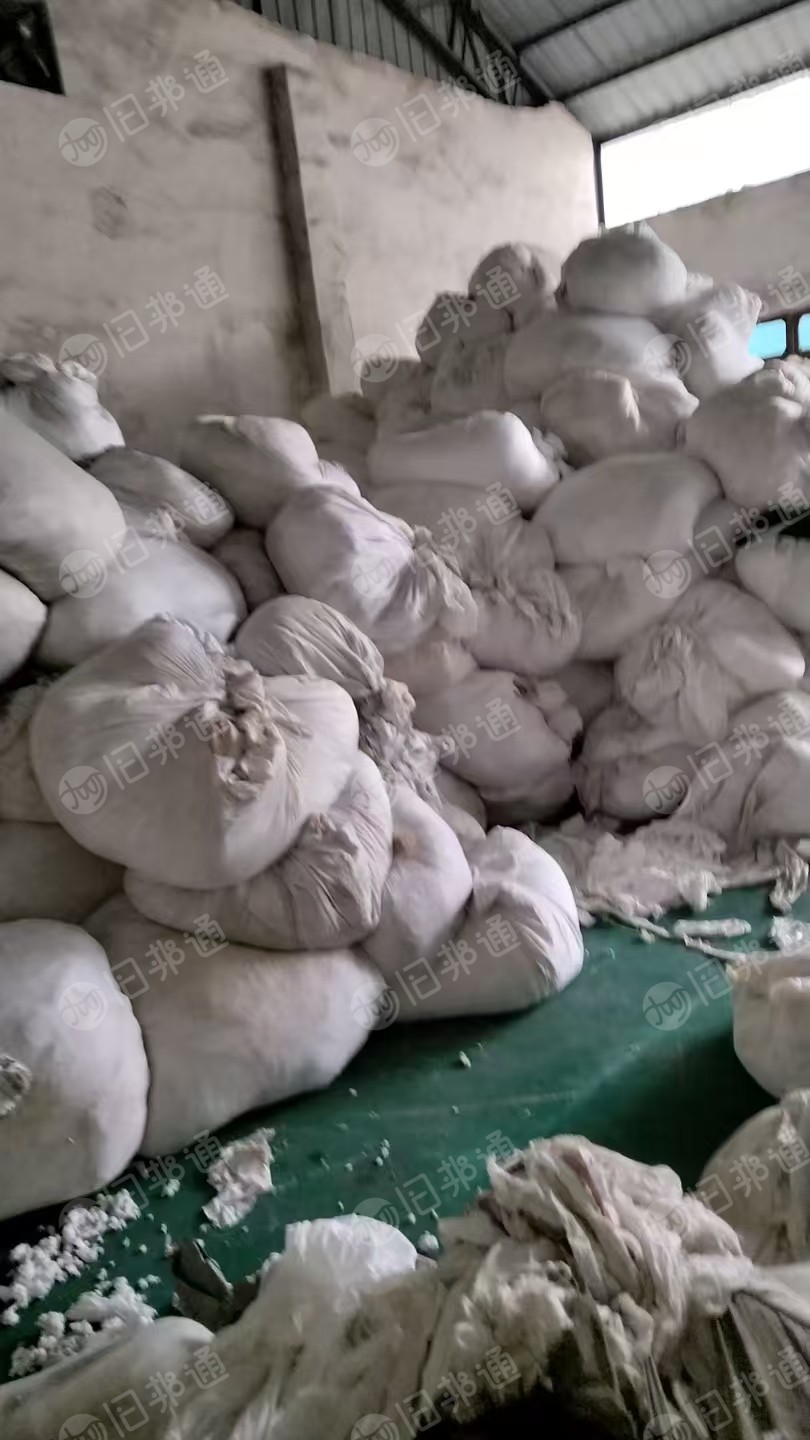 长期出售纺织厂下来的白色涤纶废布，涤纶造粒布，月供20-30吨，货在山东临沂