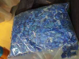 出售纯大蓝桶破碎料，国企单位下来的，货源稳定，月供300吨