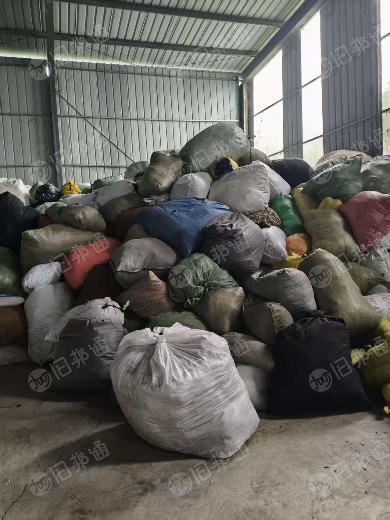 长期出售涤纶废布，涤纶绒布，绒布边角料，白色现货5吨，浅色十几吨