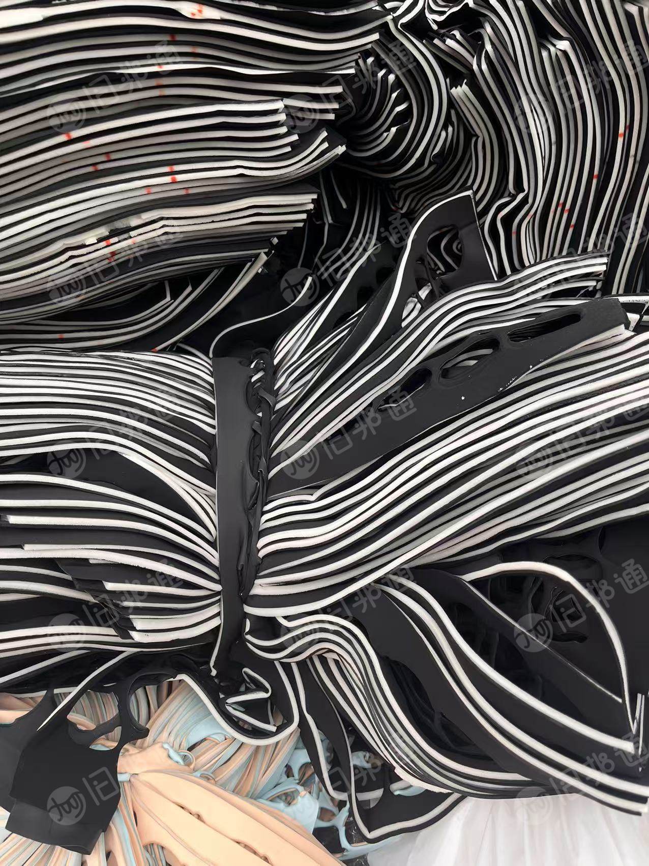 长期出售粉扑下脚料，两边涤纶中间夹杂发泡海绵，现货30多吨