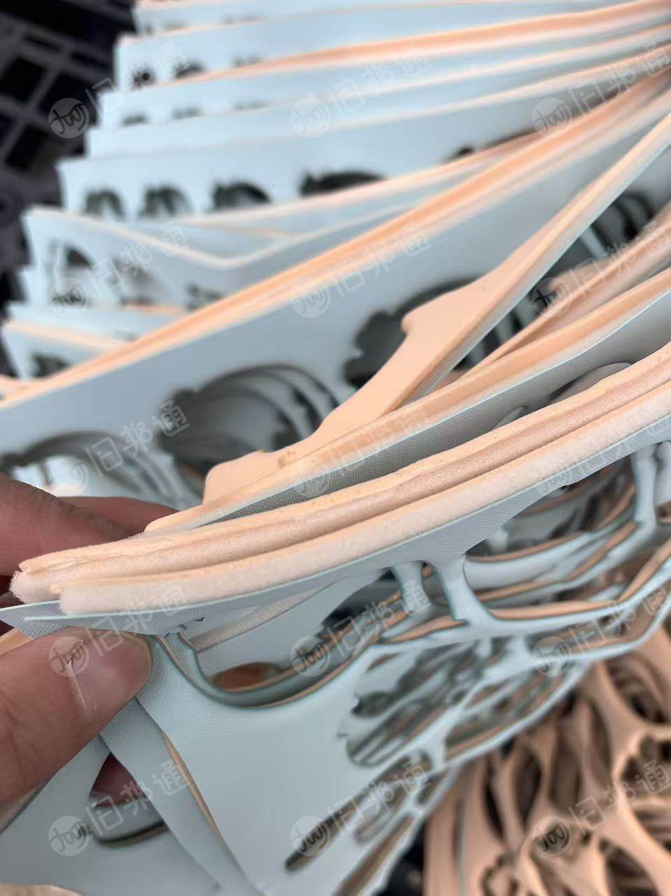 长期出售粉扑下脚料，两边涤纶中间夹杂发泡海绵，现货30多吨