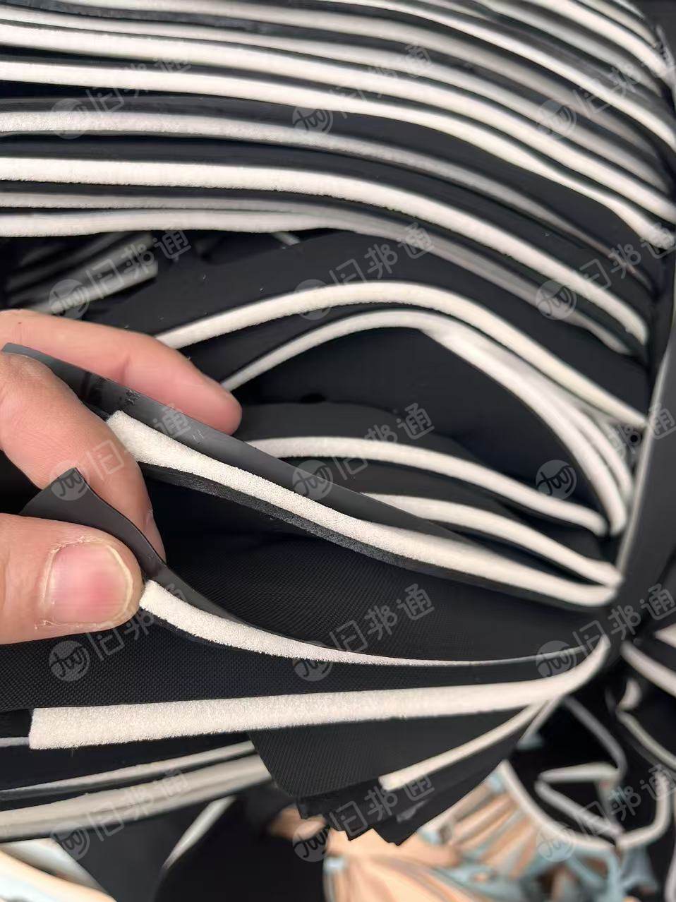 长期出售粉扑下脚料，两边涤纶中间夹杂发泡海绵，现货30多吨