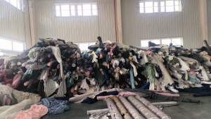 长期出售涤纶小卷布，都是涤纶的，印染厂下来的，幅宽2.5米左右，现货有30多吨，在浙江湖州