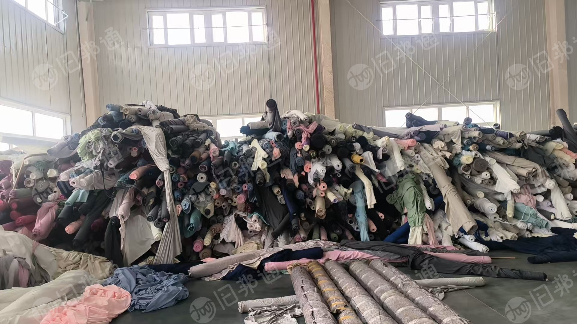 长期出售涤纶小卷布，都是涤纶的，印染厂下来的，幅宽2.5米左右，现货有30多吨，在浙江湖州