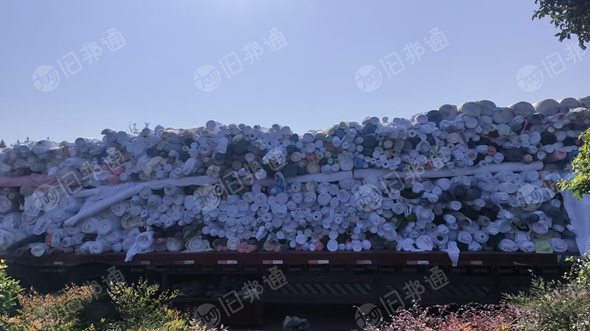 长期出售涤纶小卷布，都是涤纶的，印染厂下来的，幅宽2.5米左右，现货有30多吨，在浙江湖州