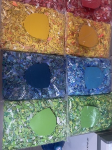 常年大量出售分色丙破碎料，月供2000吨，多种颜色。