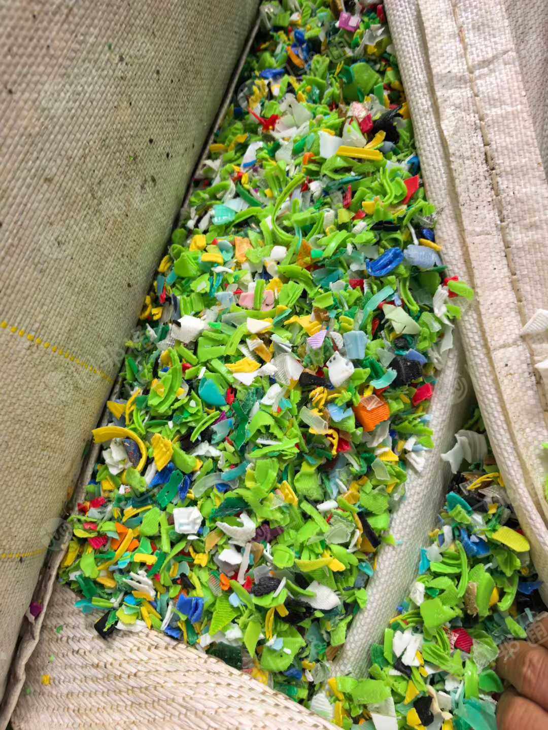 出售绿色瓶盖破碎料
