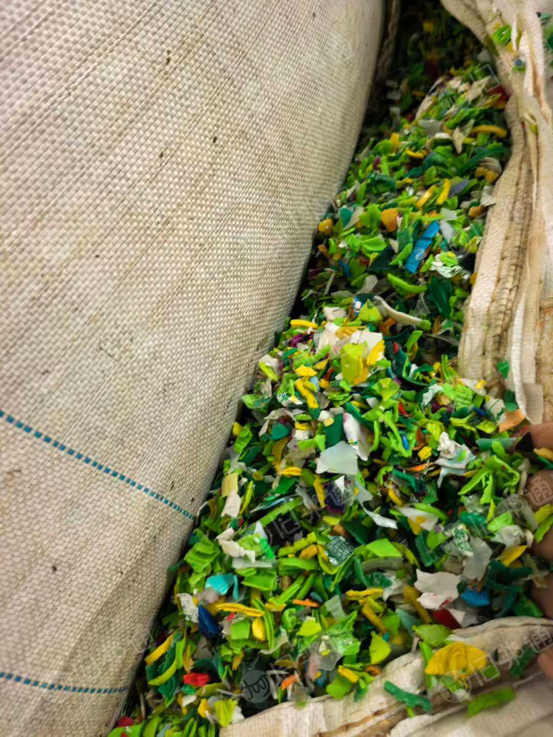 出售绿色瓶盖破碎料