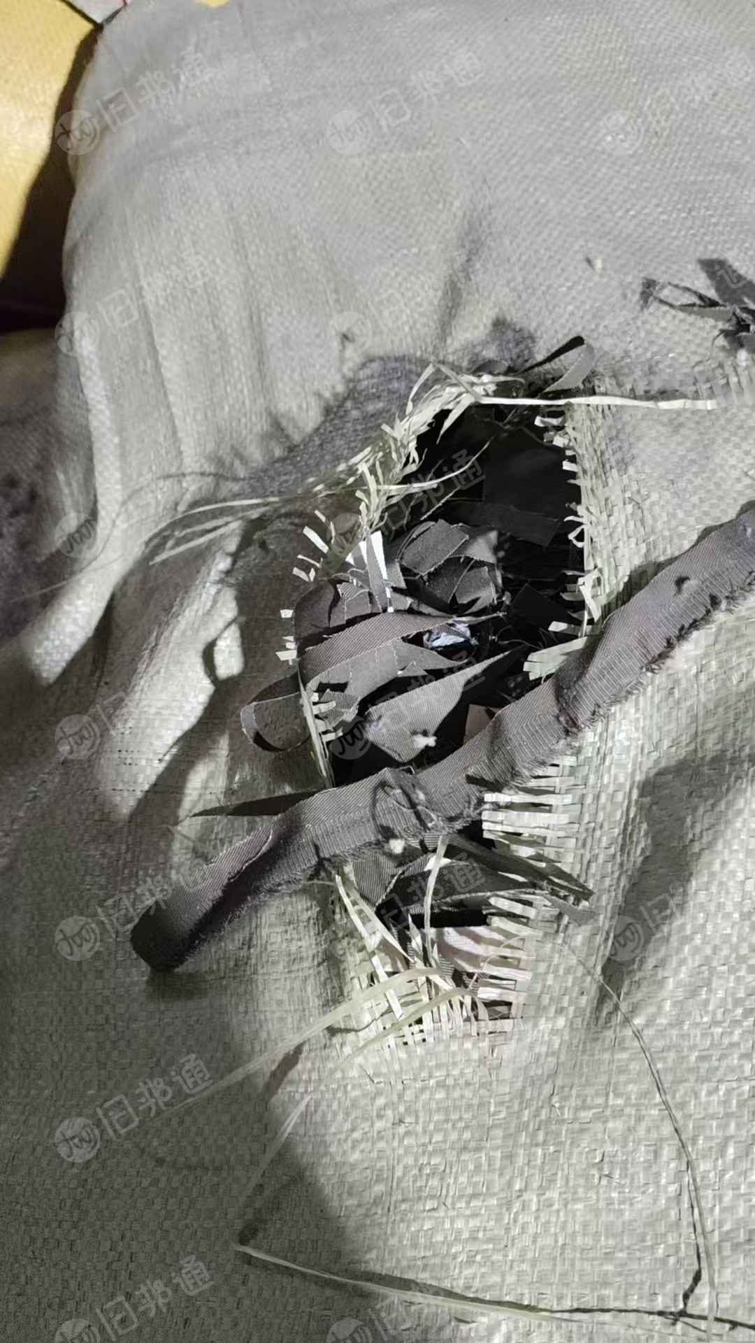 长期出售涤棉牛仔废布，牛仔布，现货有二十几吨，货在陕西西安