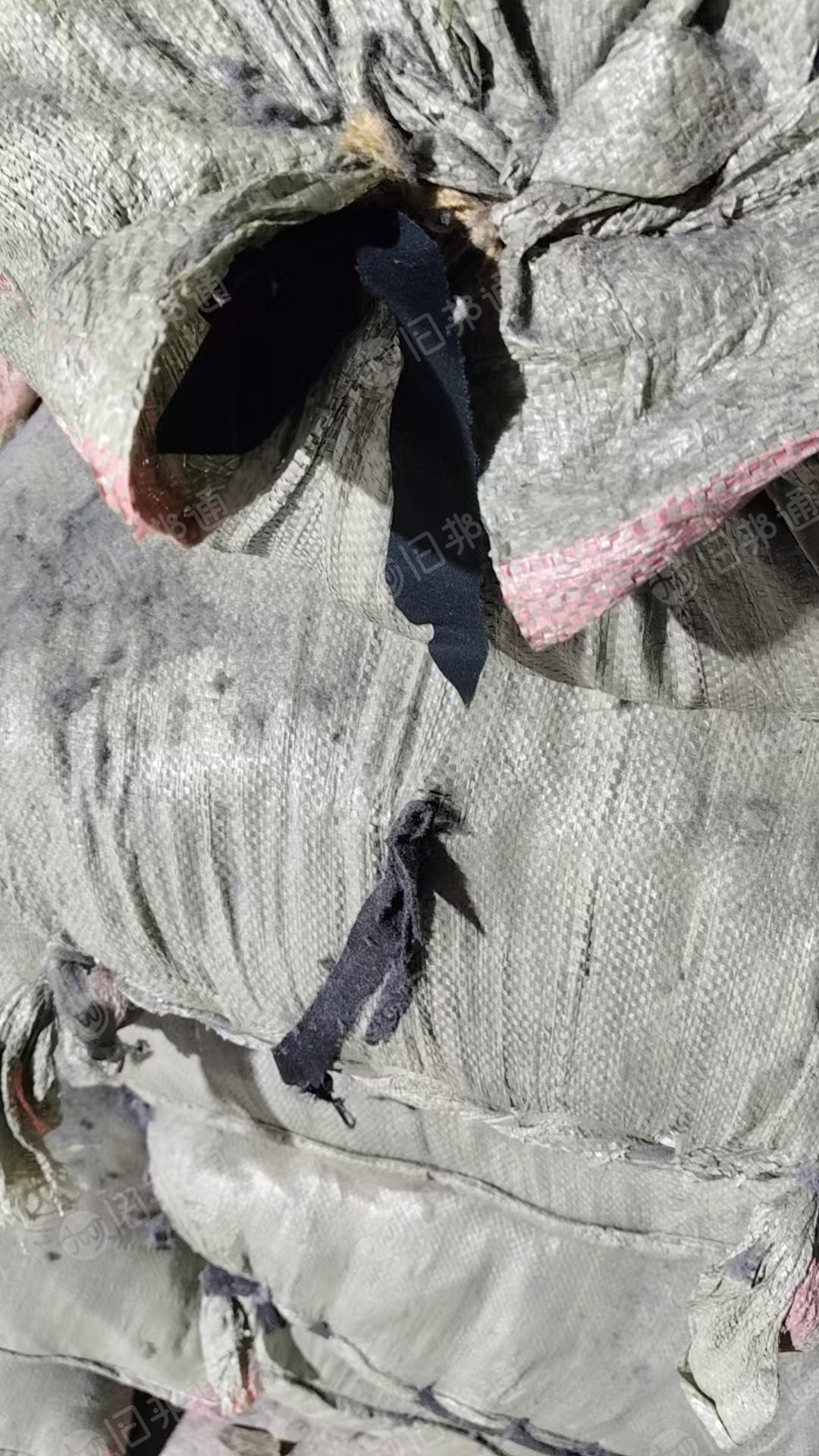 长期出售涤棉牛仔废布，牛仔布，现货有二十几吨，货在陕西西安