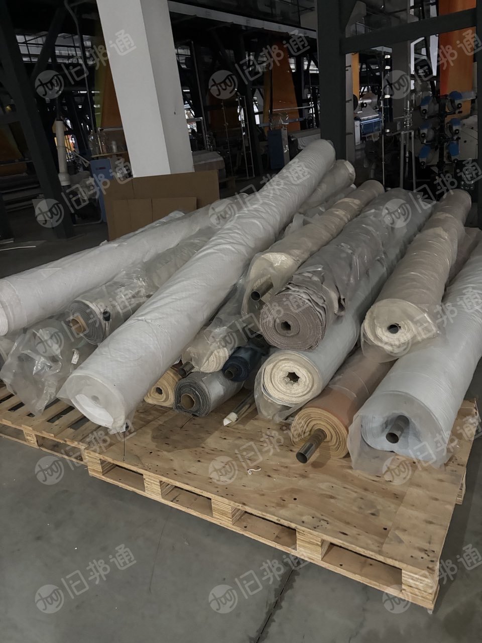 厂家现货处理一批库存墙布，库存窗帘布，门幅3米，2米8的都有，总共1500卷左右，清仓处理