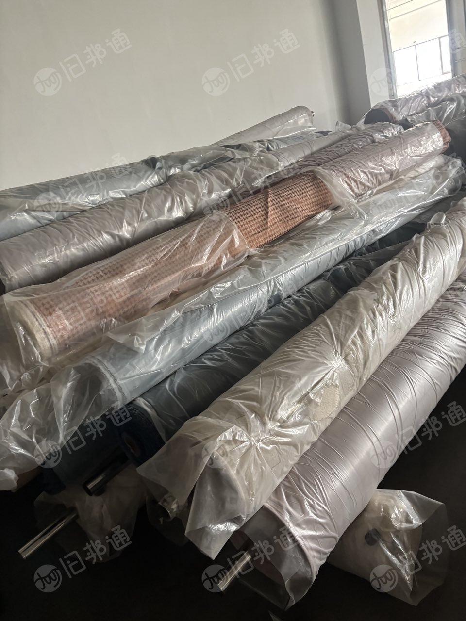 厂家现货处理一批库存墙布，库存窗帘布，门幅3米，2米8的都有，总共1500卷左右，清仓处理