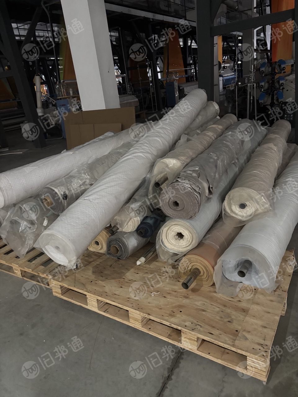 厂家现货处理一批库存墙布，库存窗帘布，门幅3米，2米8的都有，总共1500卷左右，清仓处理