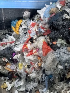 出售混合塑料薄膜，生活垃圾分拣出来，炼油可用，月供400吨左右