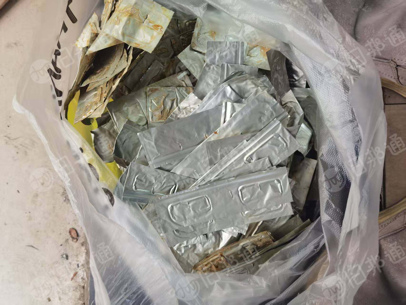 大量出售电池铝箔，含铝55-60，月供500吨