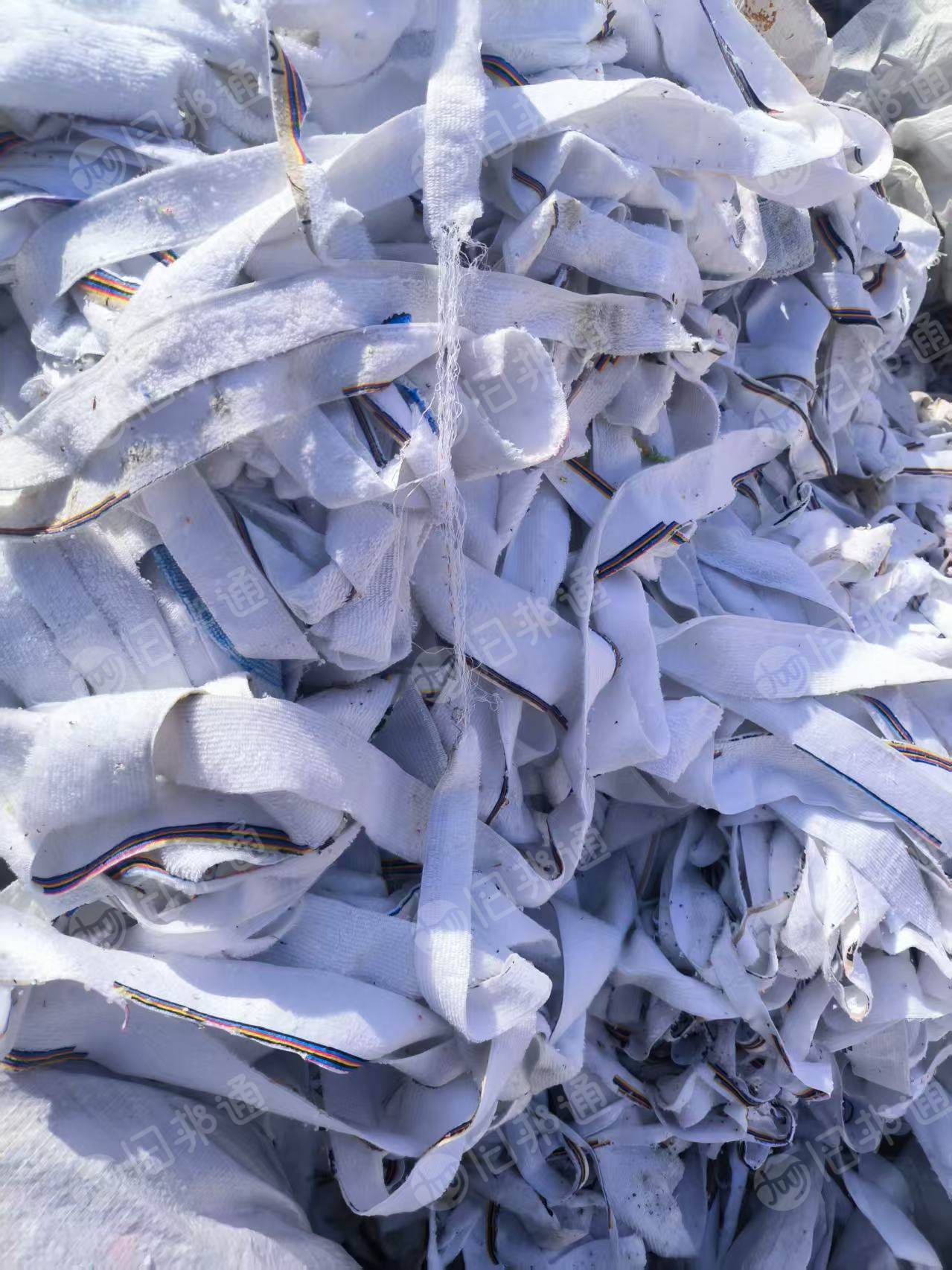 长期出售涤纶废布，纯涤珊瑚绒边角料，沙滩巾边料，现货有十几吨，货在河北保定