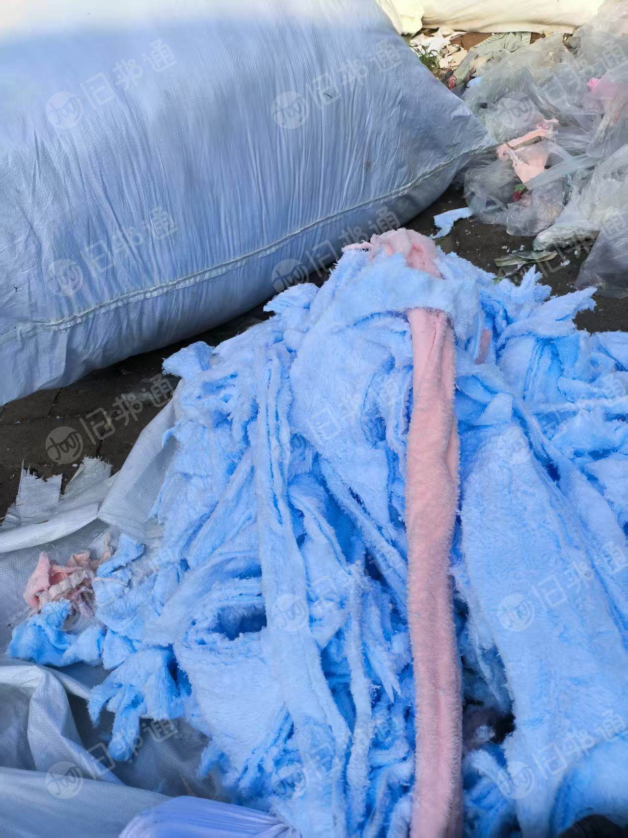 长期出售涤纶废布，纯涤珊瑚绒边角料，沙滩巾边料，现货有十几吨，货在河北保定