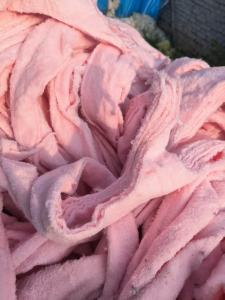 长期出售涤纶废布，纯涤珊瑚绒边角料，沙滩巾边料，现货有十几吨，货在河北保定