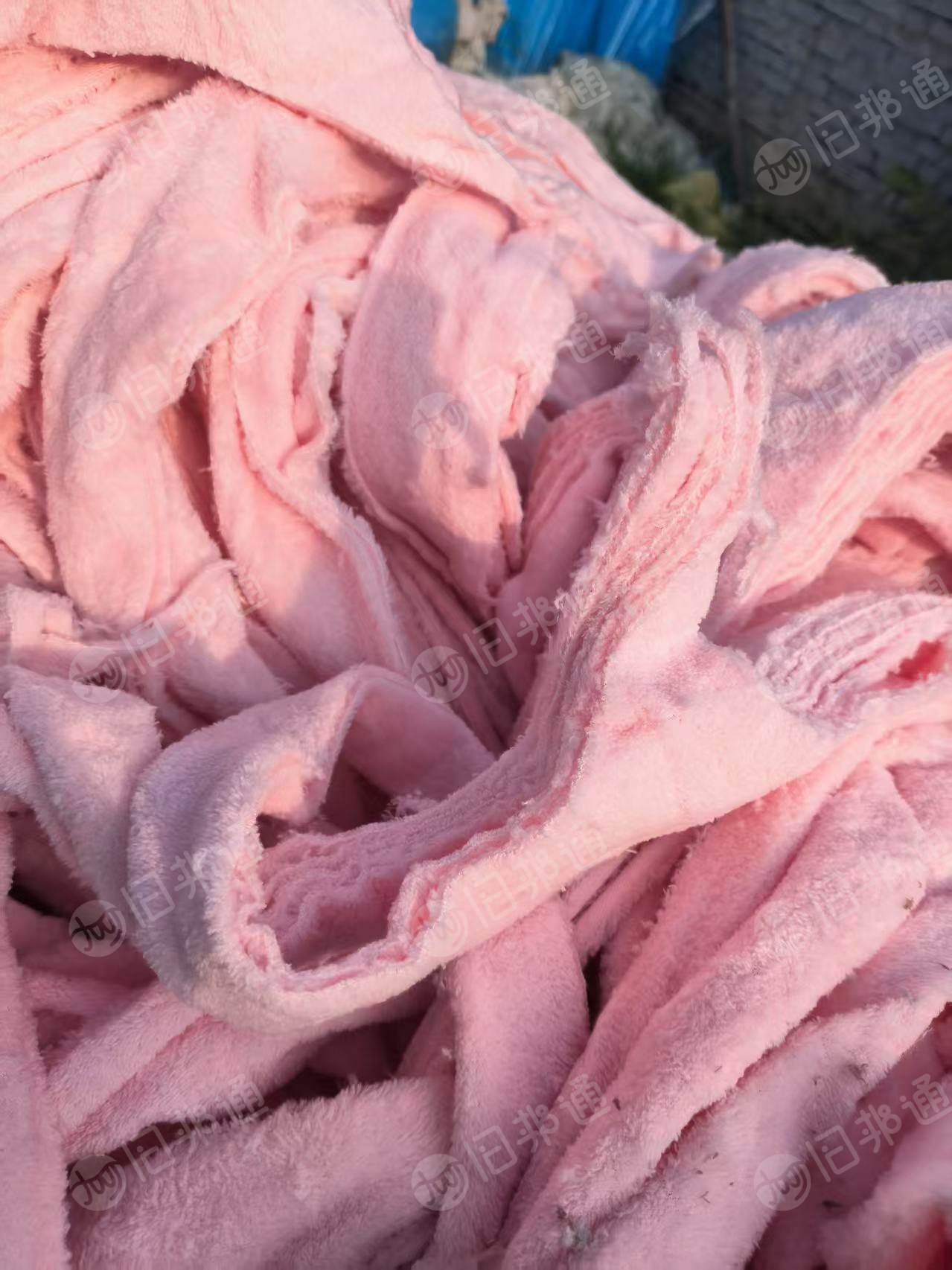 长期出售涤纶废布，纯涤珊瑚绒边角料，沙滩巾边料，现货有十几吨，货在河北保定