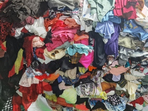 出售大布块，布头布尾，都是三米以上跟一些卷布，什么材质都有，现货有三五吨，货在广西南宁