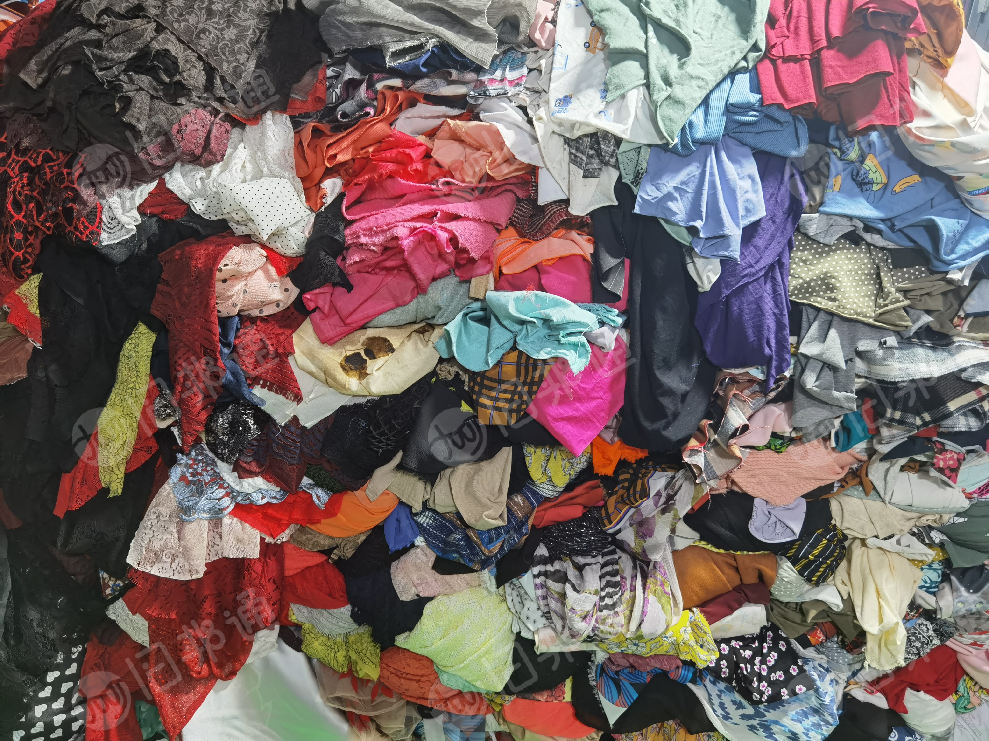 出售大布块，布头布尾，都是三米以上跟一些卷布，什么材质都有，现货有三五吨，货在广西南宁