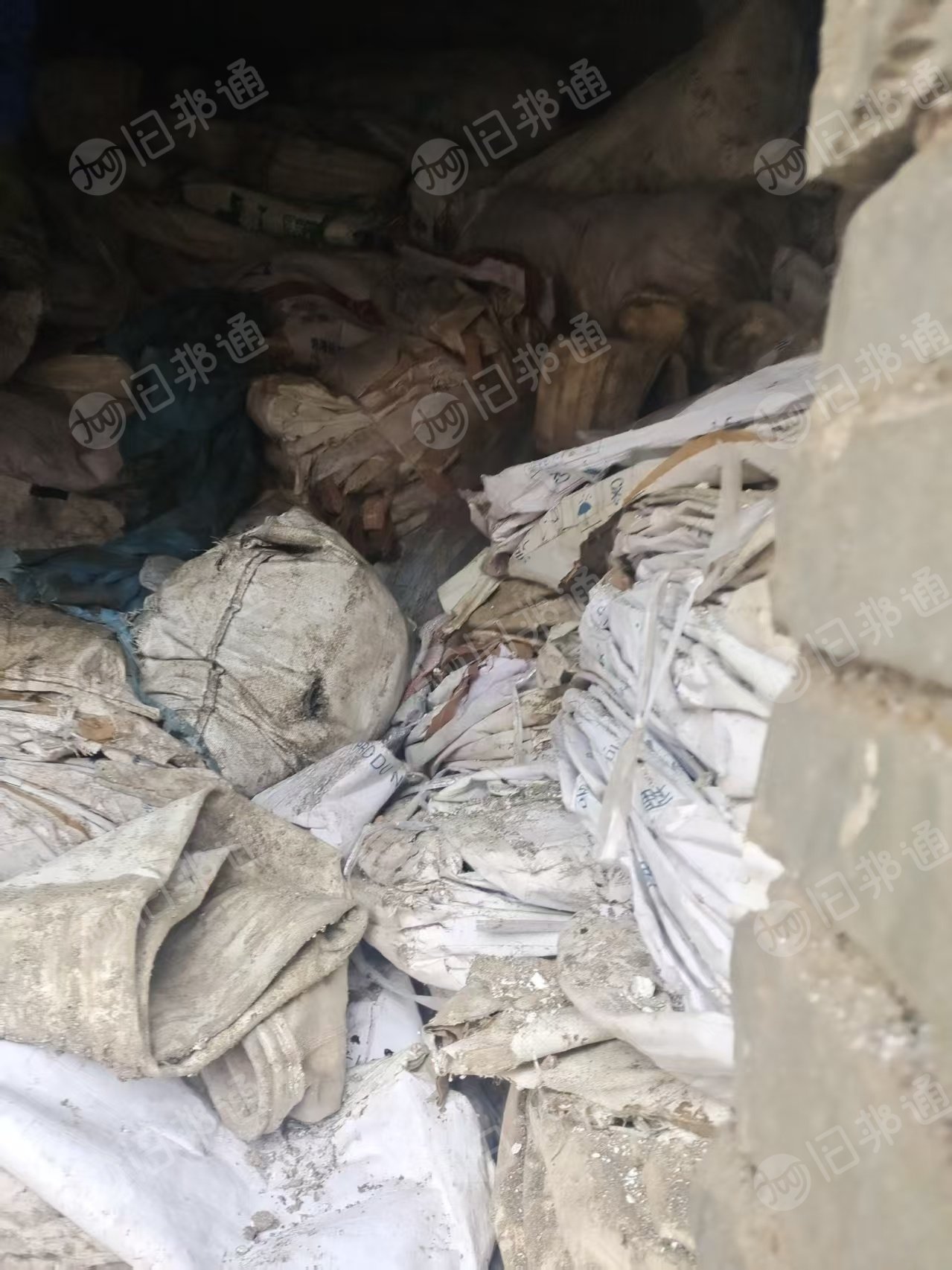 出售PP涂膜制袋废料，上面有点纸是可以搓掉的，还有内衬的袋子，目前现货30多吨