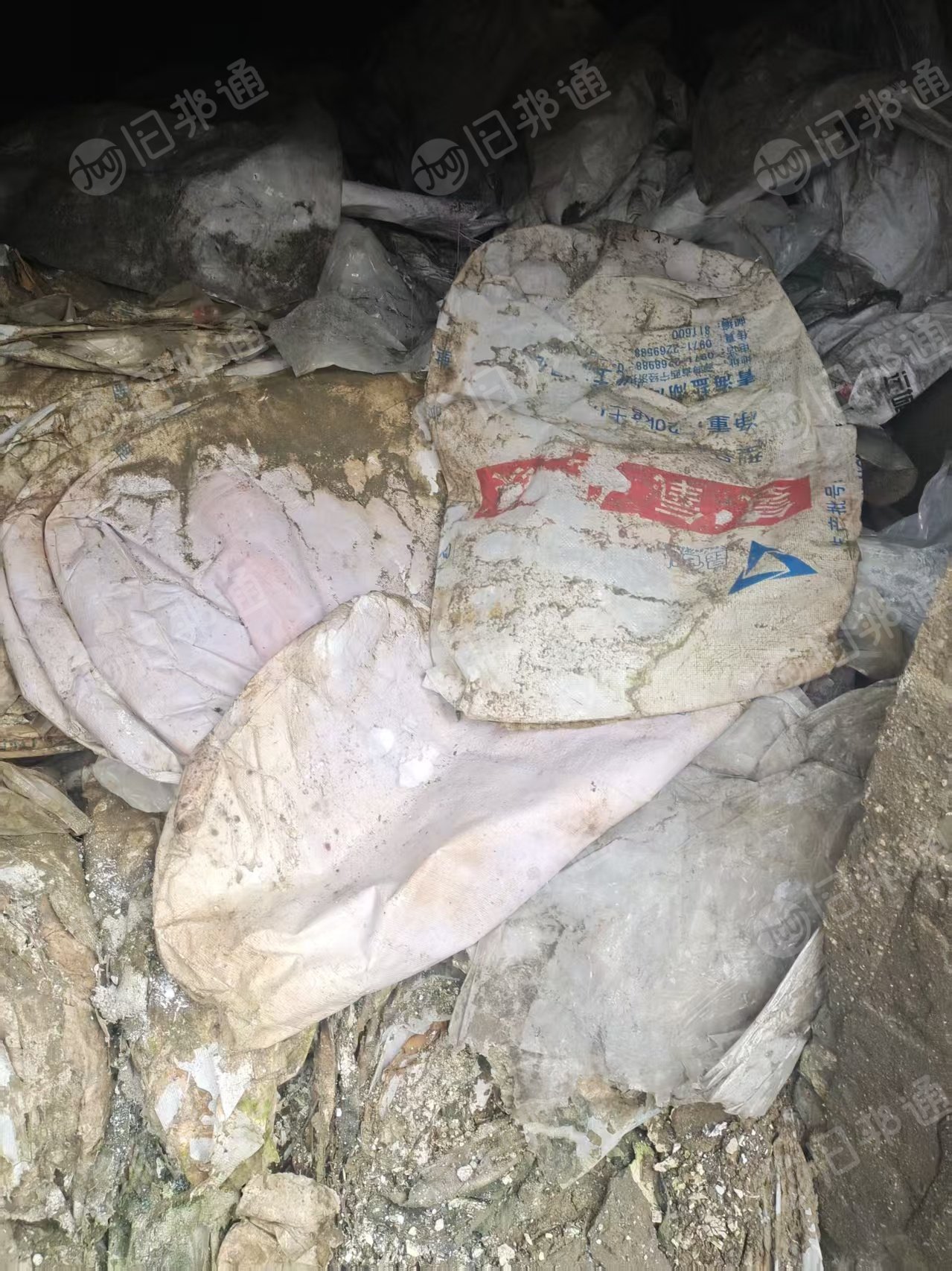 出售PP涂膜制袋废料，上面有点纸是可以搓掉的，还有内衬的袋子，目前现货30多吨