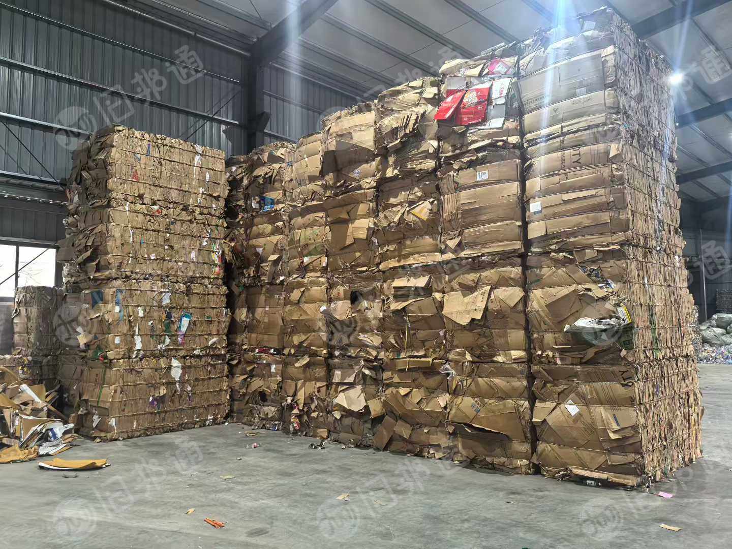 长期出售黄板纸压包料，大量货源