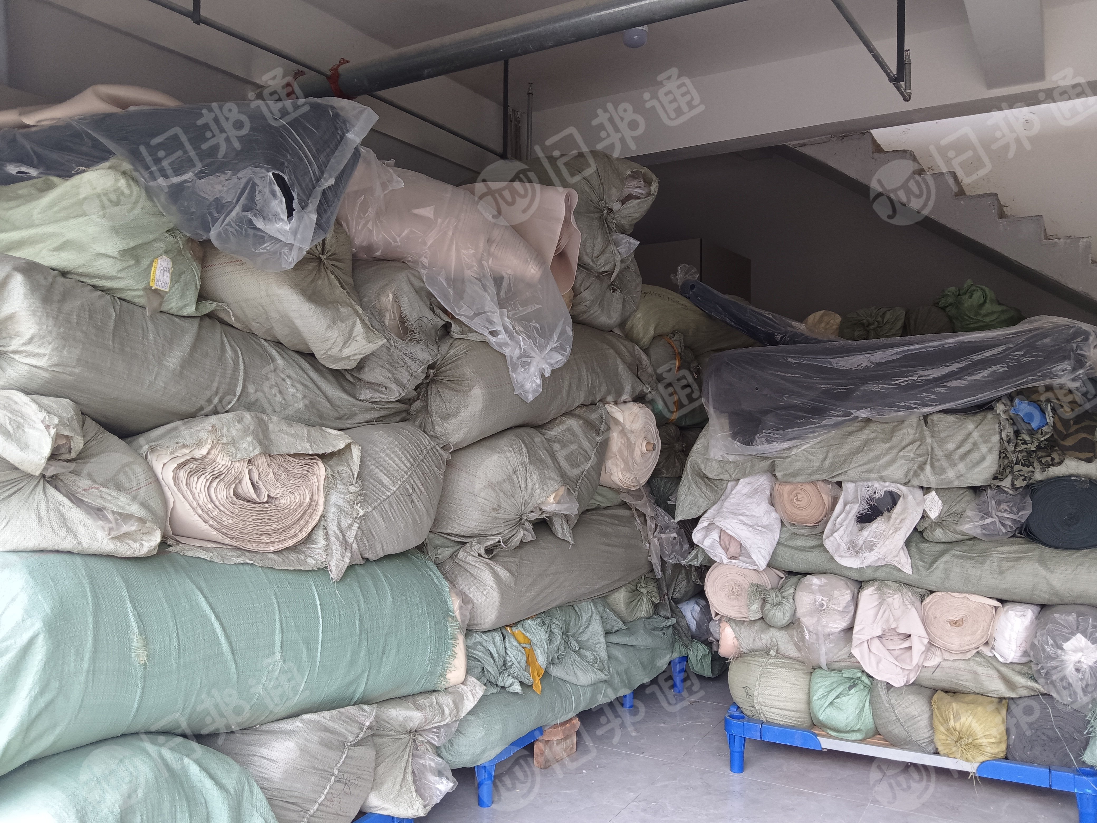 现货处理一批库存布库存三明治网眼布，面幅1.5米，薄厚都有270多捆