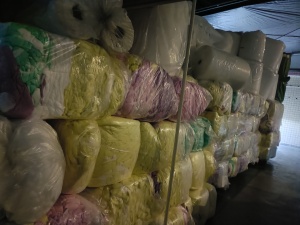 出售空气过滤棉下脚料，pet复合PP熔喷布，杂色，货在广东广州