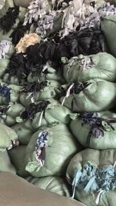 长期大量出售涤纶废布，涤纶造粒布，有分颜色，90%以上都是针织料，月供几百吨，货在广东揭阳