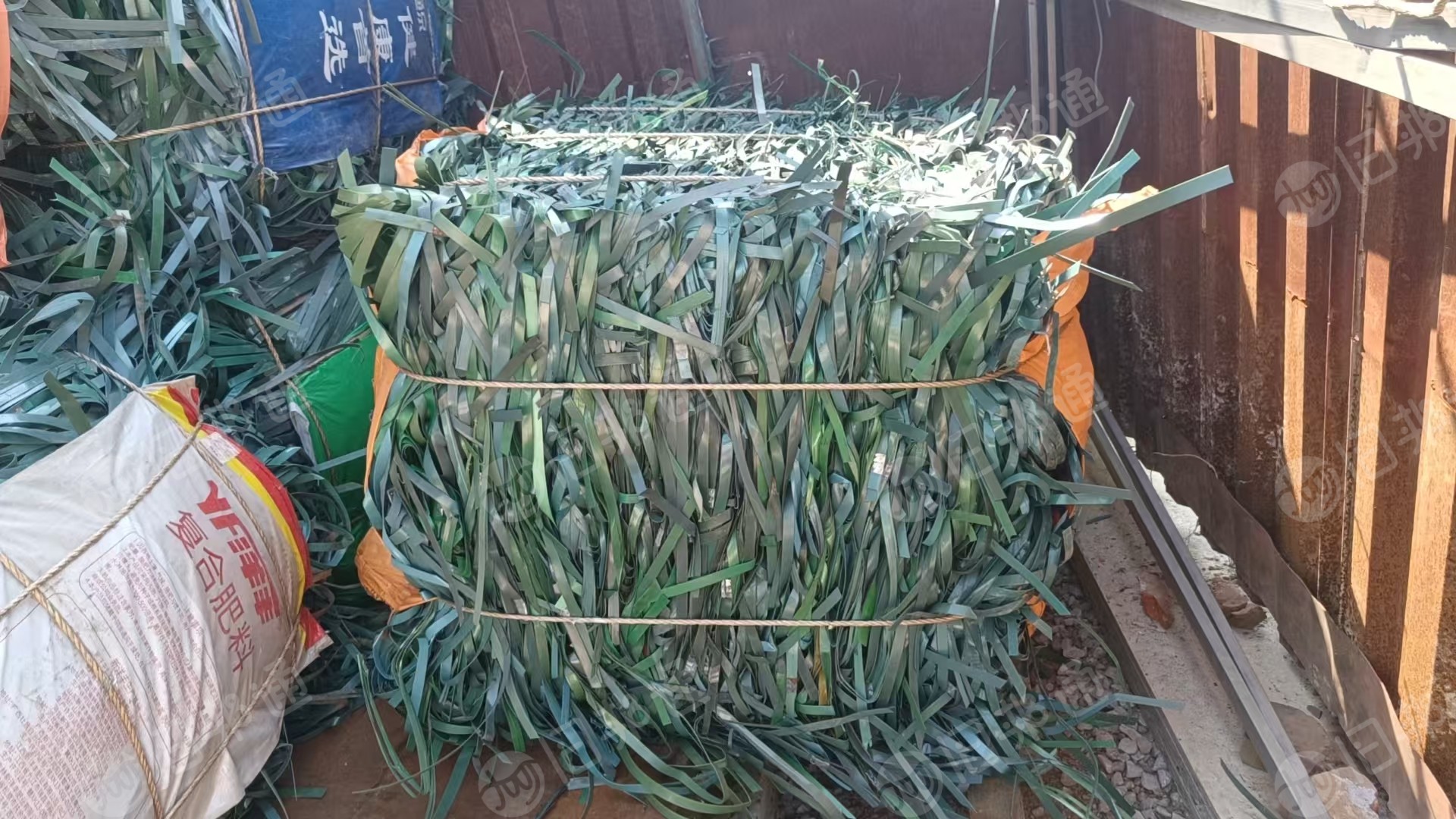 出售PET打包带毛料，聚酯打包带压块，现货30多吨