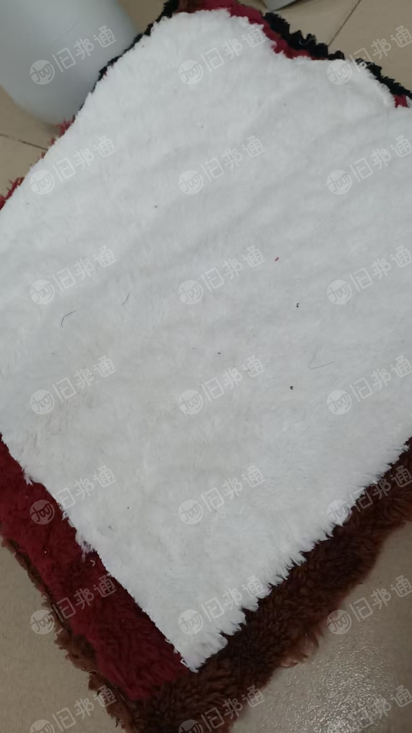 厂家长期出售服装下脚料，各种材质的开花料，带毛的占30%，分色裁的，3-5天可以出一车9.6米的