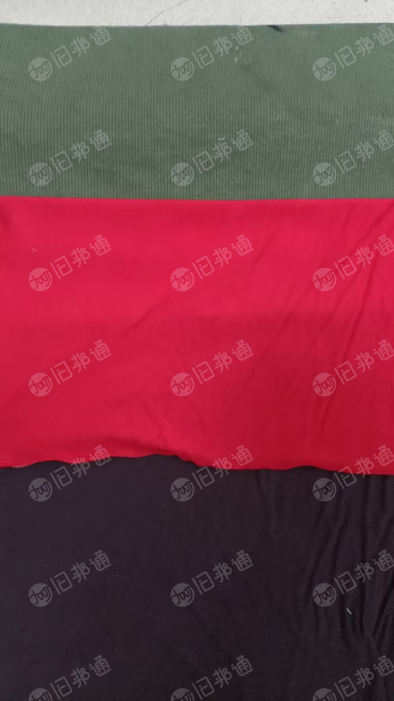 厂家长期出售服装下脚料，各种材质的开花料，带毛的占30%，分色裁的，3-5天可以出一车9.6米的