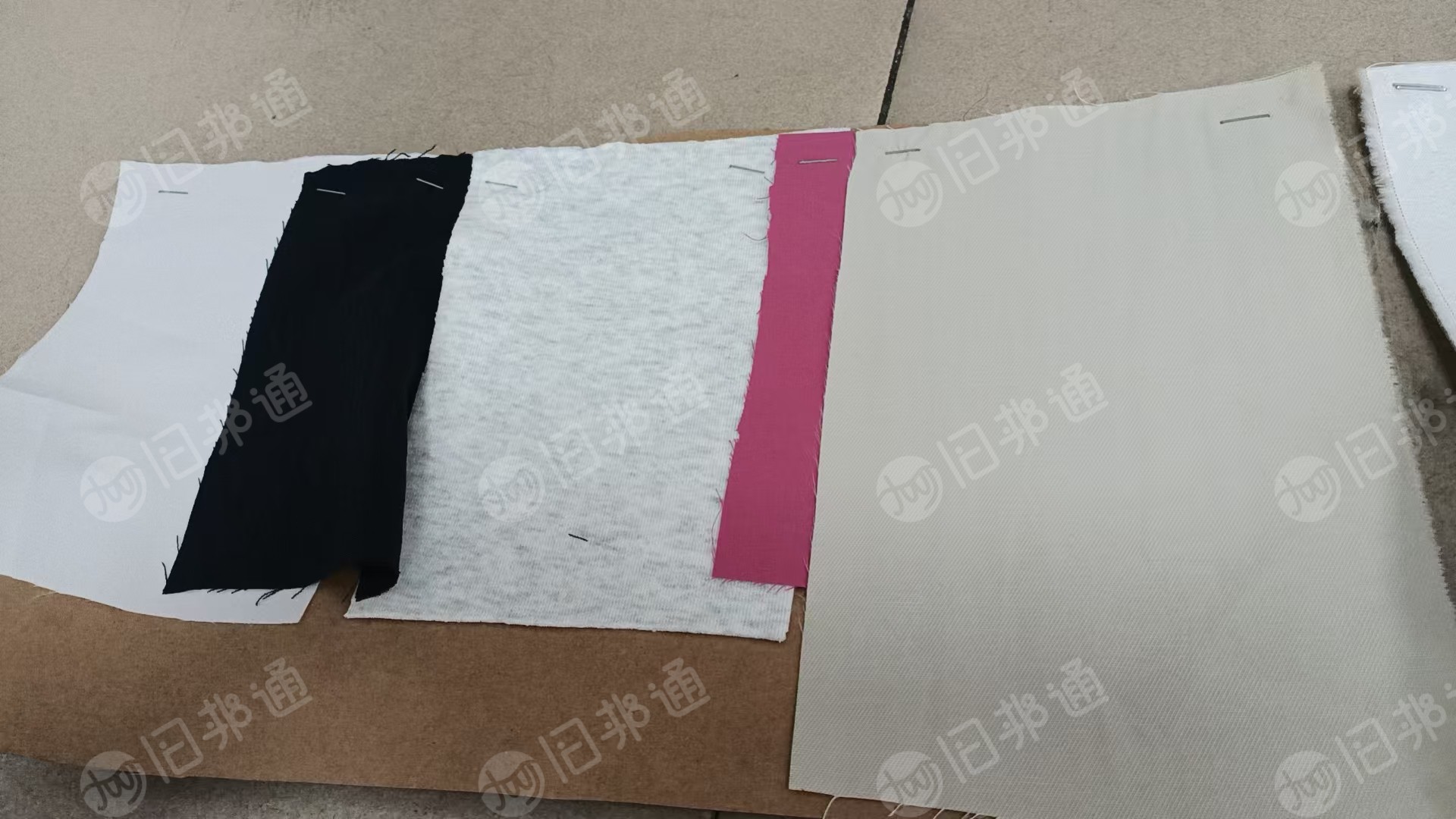 厂家长期出售服装下脚料，各种材质的开花料，带毛的占30%，分色裁的，3-5天可以出一车9.6米的