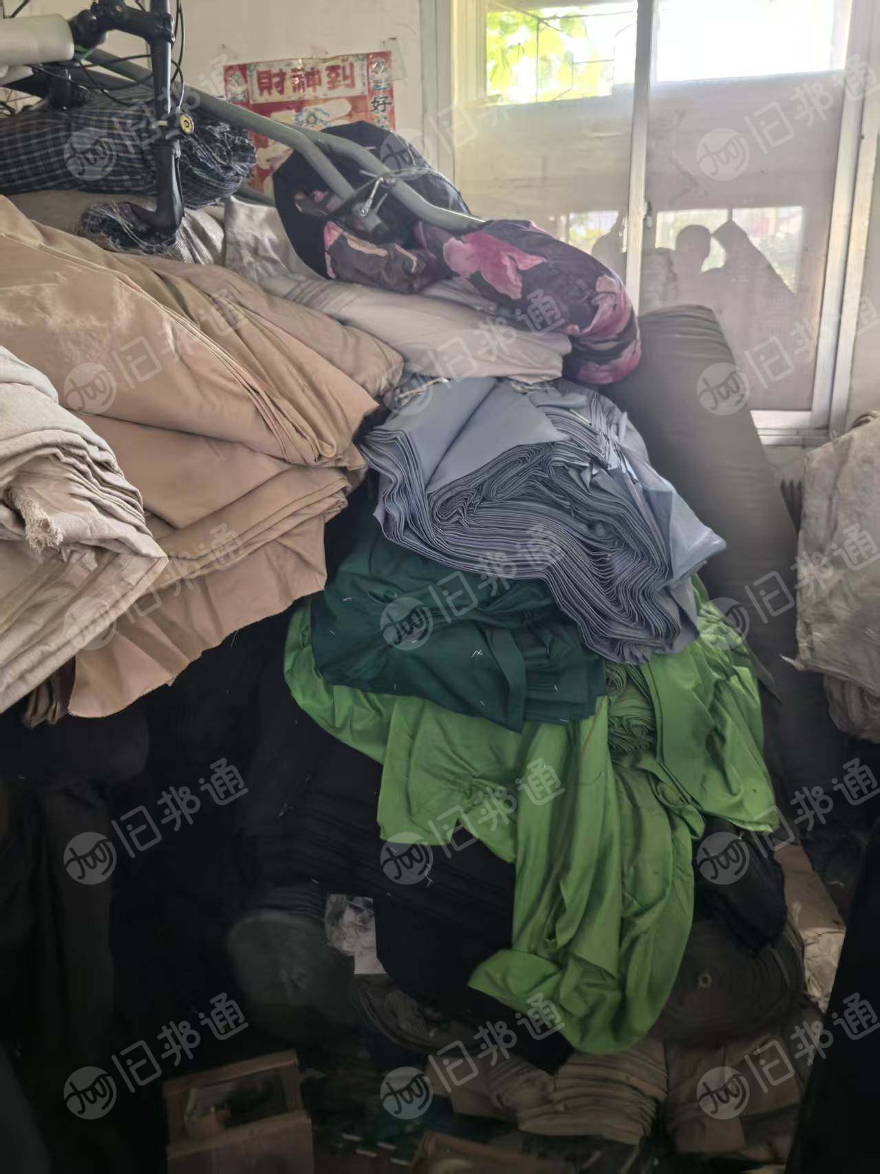 处理一批纯棉库存布，库存帆布，纱卡，克重300-400的，现货十几吨，在辽宁鞍山海城