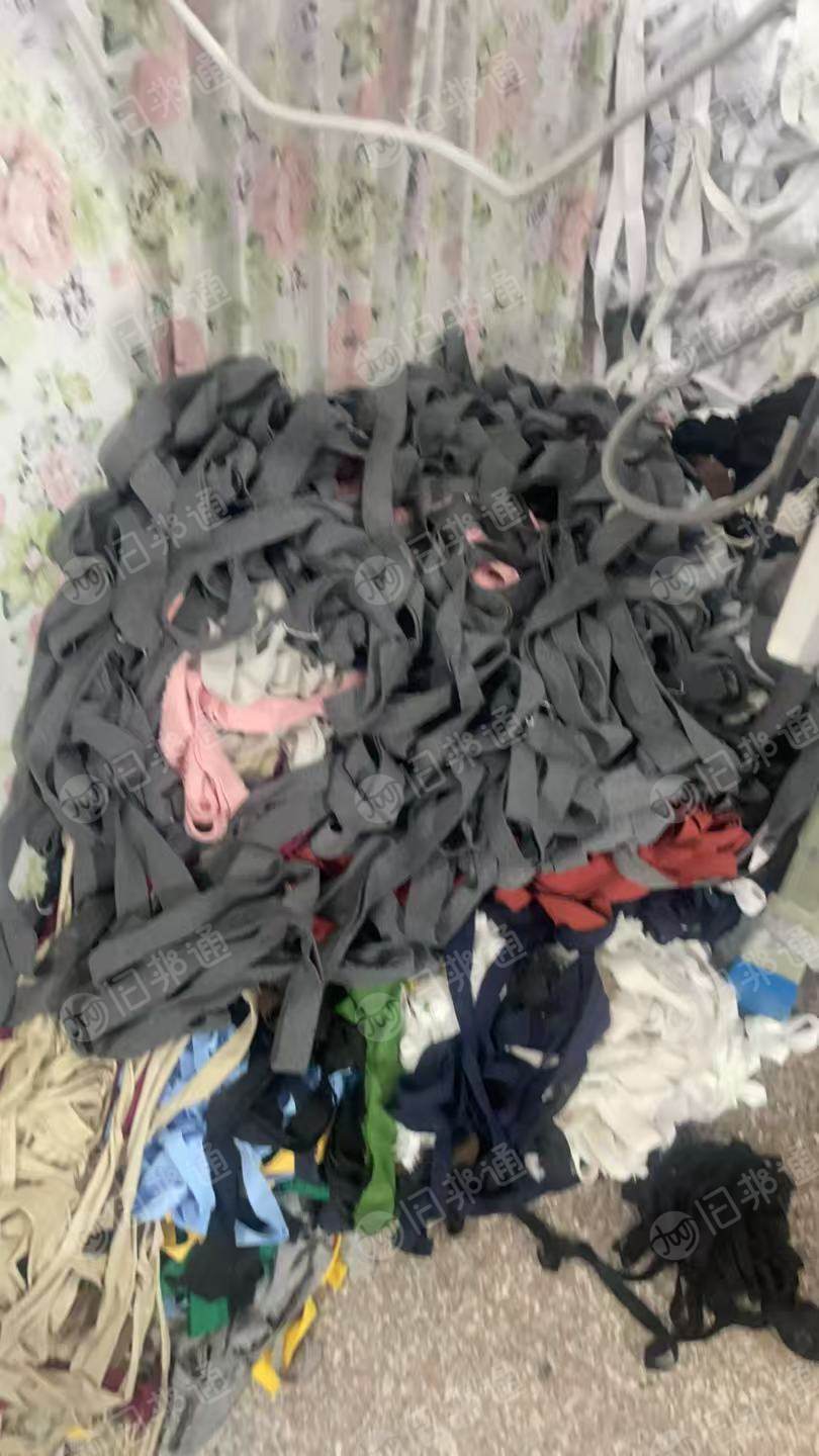 长期出售服装厂下脚料，各种材质的，统货出，现货有十几吨，月供几十吨，在广东揭阳