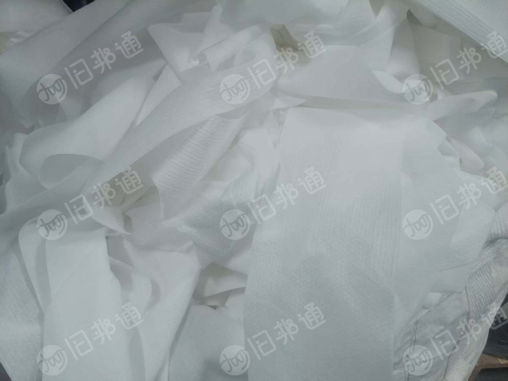 长期出售pp复合pet无纺布，pp无纺布，有网纹跟珍珠纹的，里面也有盘料，混在一起卖，现货20多吨