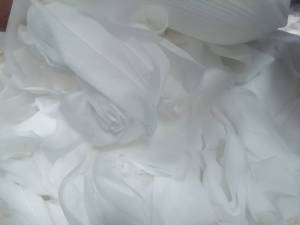 长期出售pp复合pet无纺布,pp无纺布,有网纹跟珍珠纹的,里面也有盘料,混在一起卖,现货20多吨