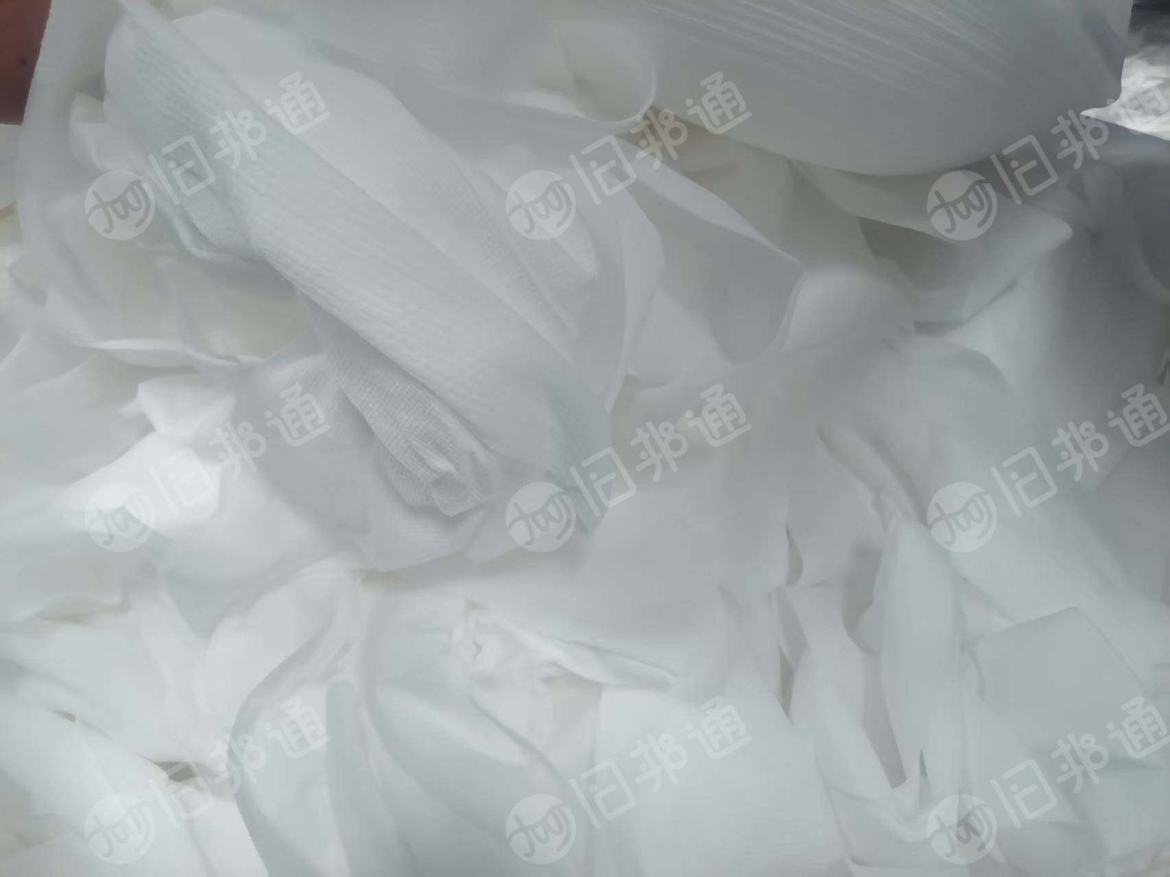 长期出售pp复合pet无纺布，pp无纺布，有网纹跟珍珠纹的，里面也有盘料，混在一起卖，现货20多吨