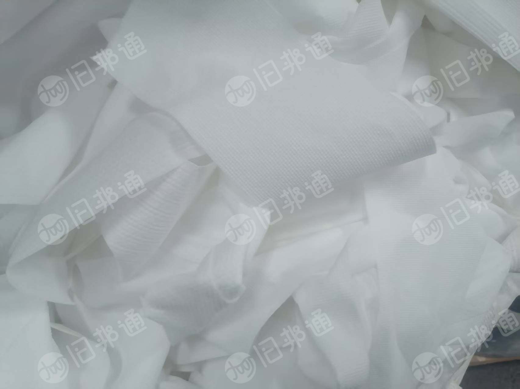 长期出售pp复合pet无纺布，pp无纺布，有网纹跟珍珠纹的，里面也有盘料，混在一起卖，现货20多吨